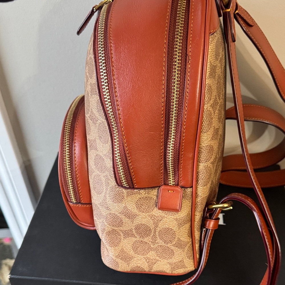 Women must have!☺️❤️Coach Tan and Brown Signature Backpack - Picture 11 of 15